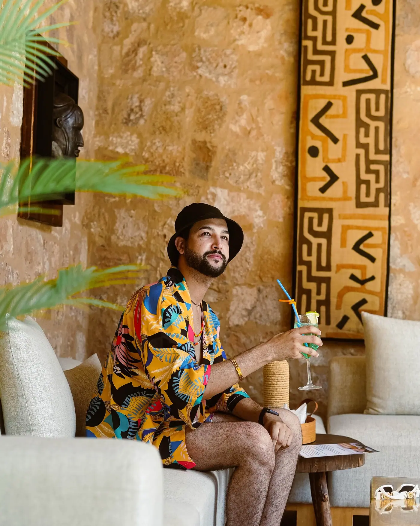Un curiste détendu dans le salon de pierre des thermes