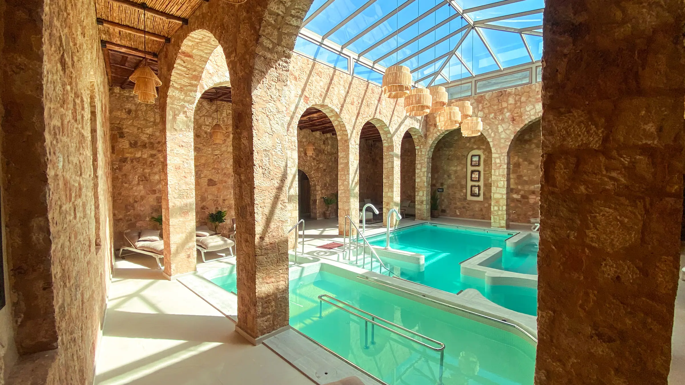 Les arches de pierre et la piscine thermale de DC Luxury Thermes